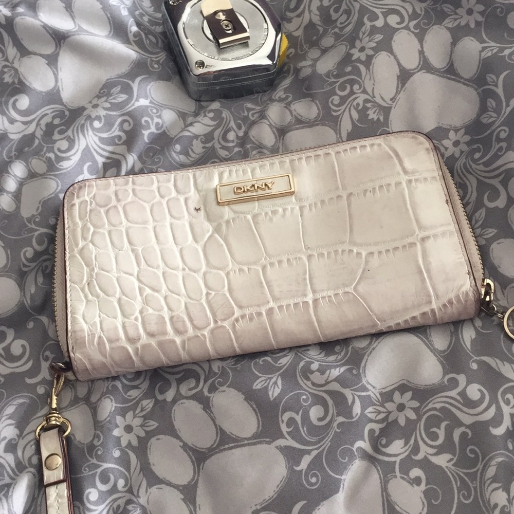 really cute dkny zip wallet